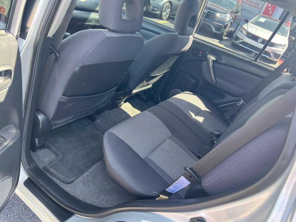 2005-Toyota-RAV4-10