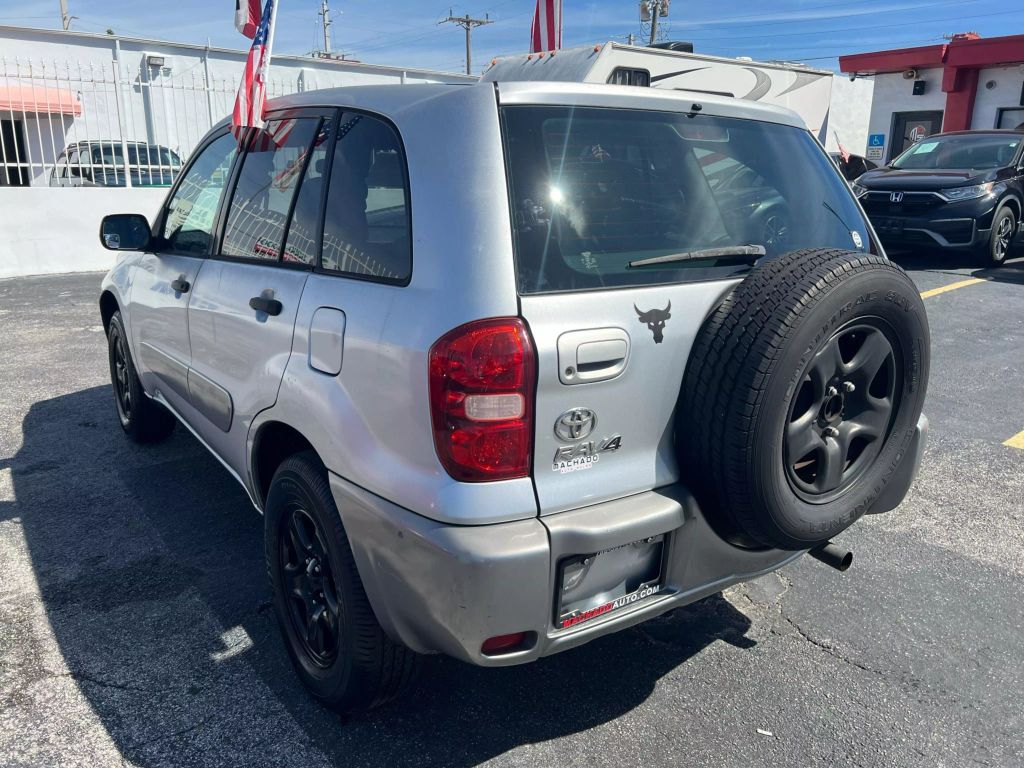 2005-Toyota-RAV4-11