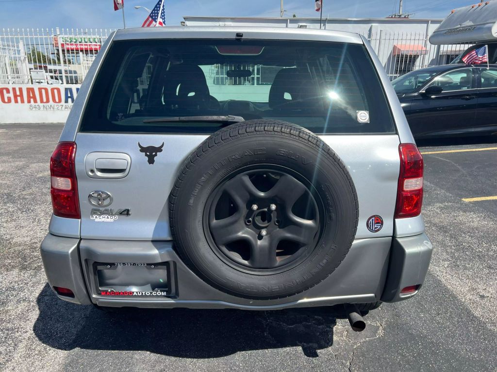 2005-Toyota-RAV4-12