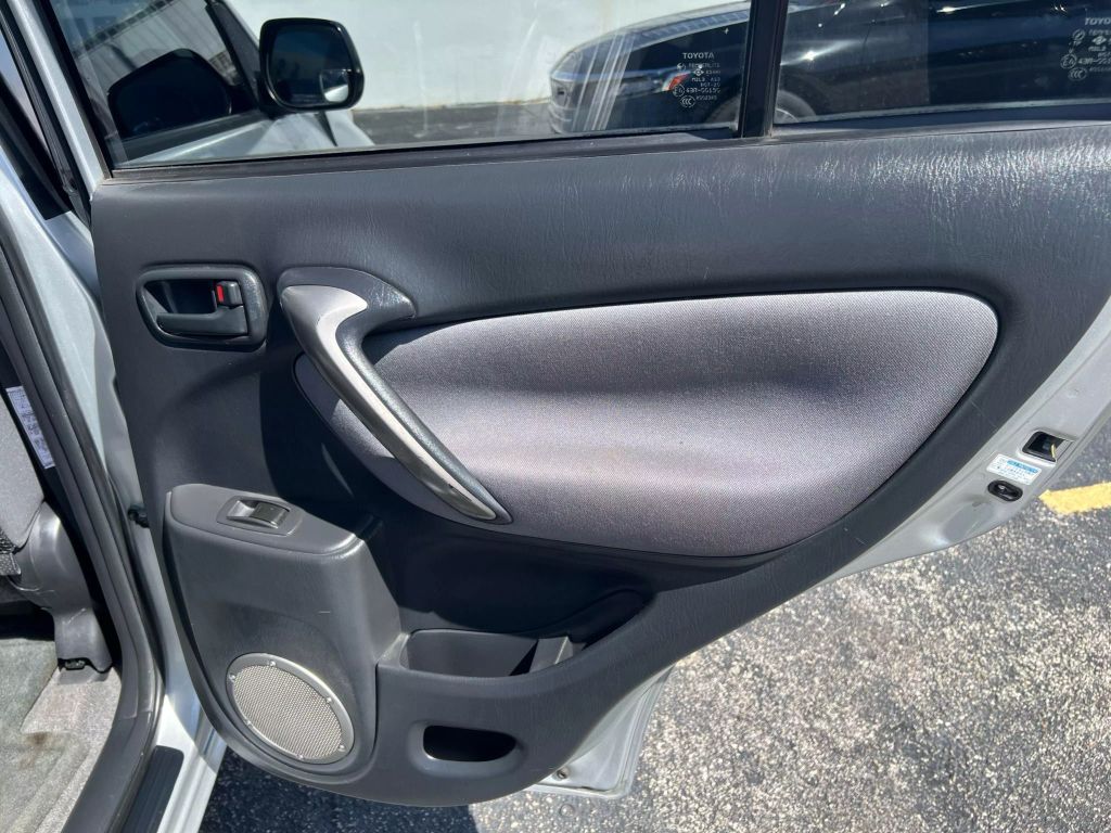 2005-Toyota-RAV4-15