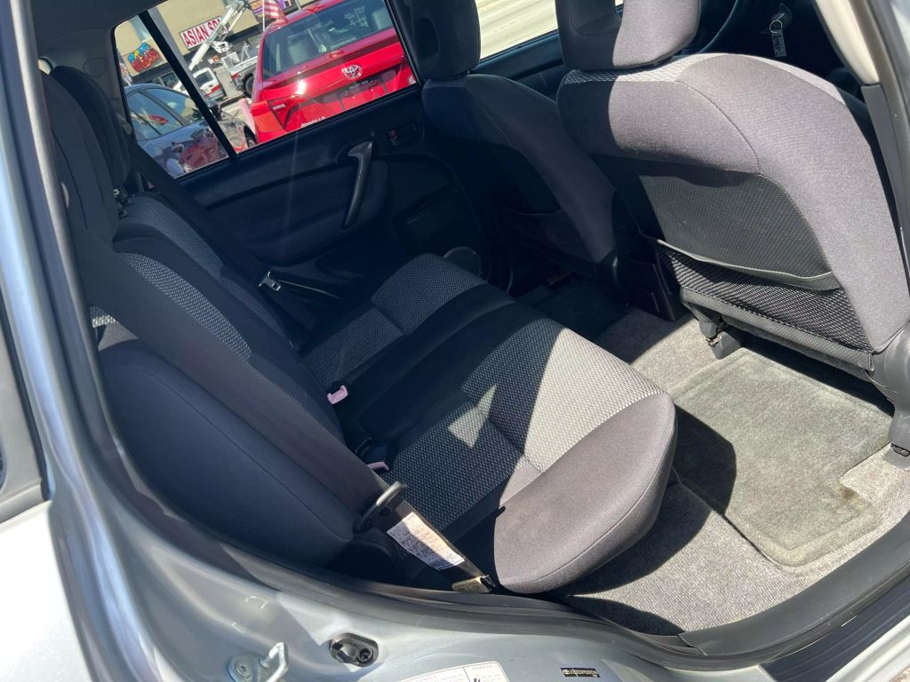 2005-Toyota-RAV4-16