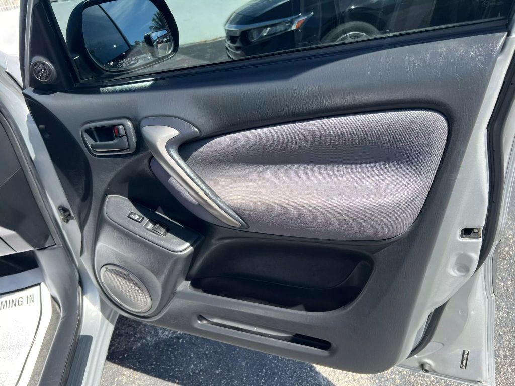 2005-Toyota-RAV4-17