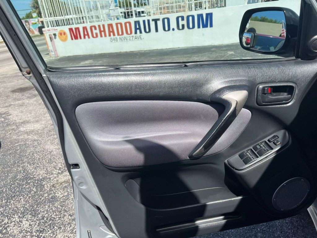 2005-Toyota-RAV4-4