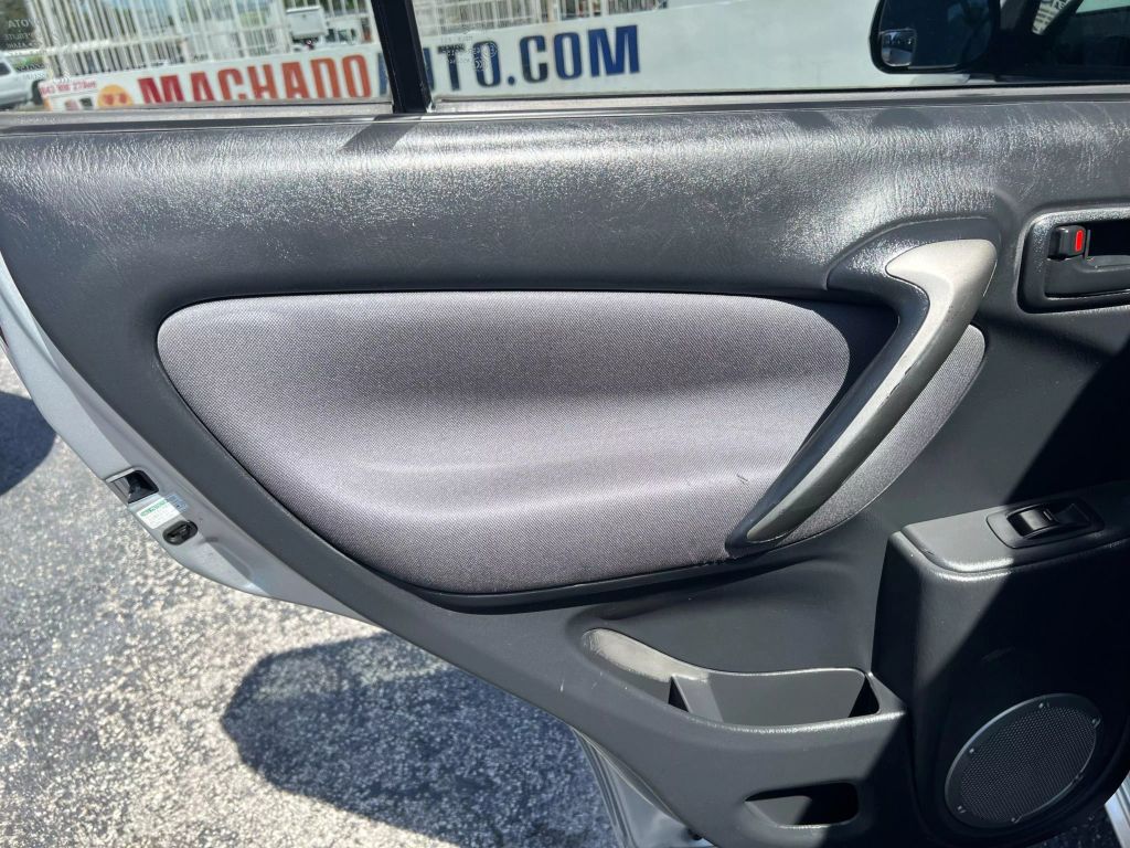2005-Toyota-RAV4-9
