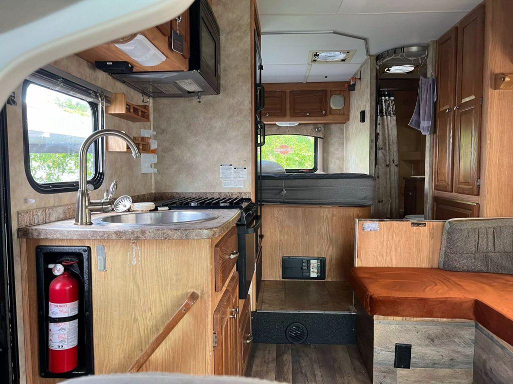2009-Gulf-Stream-Conq-B-Touring-GX2-4