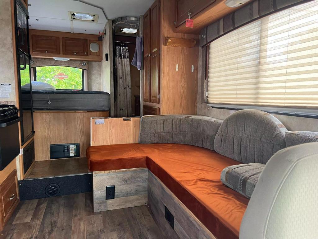 2009-Gulf-Stream-Conq-B-Touring-GX2-5