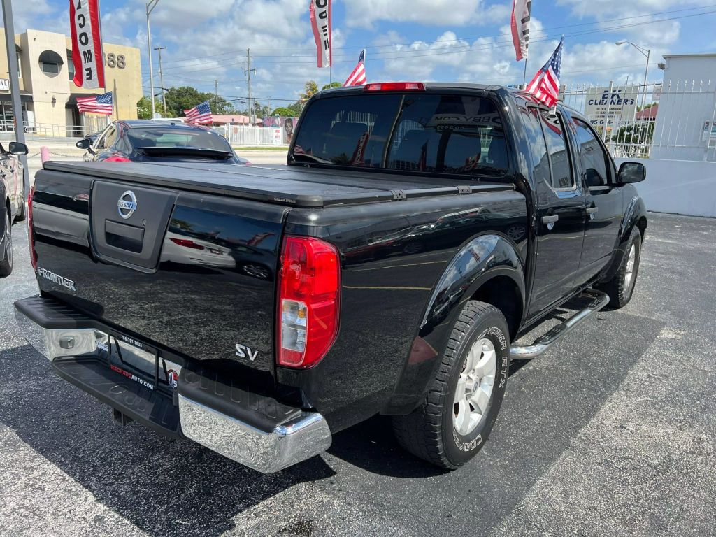 2011-Nissan-Frontier-Crew-Cab-13
