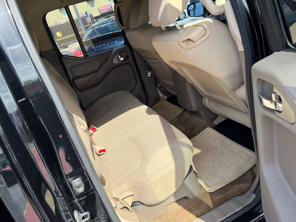 2011-Nissan-Frontier-Crew-Cab-15