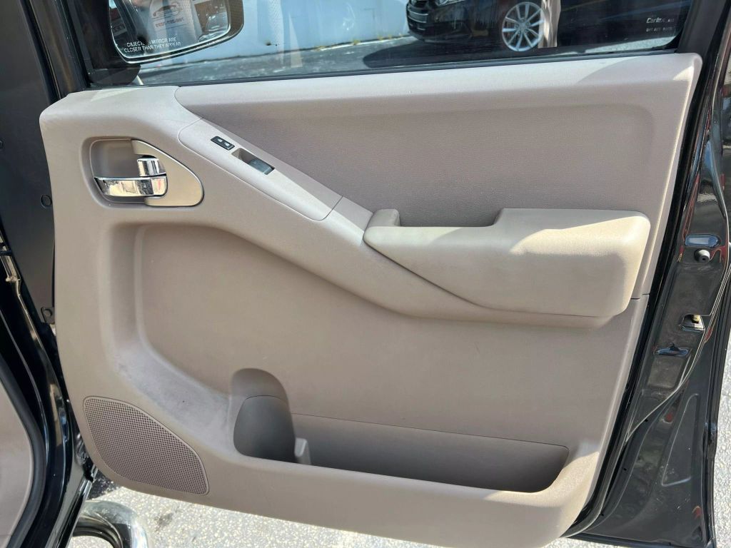2011-Nissan-Frontier-Crew-Cab-16