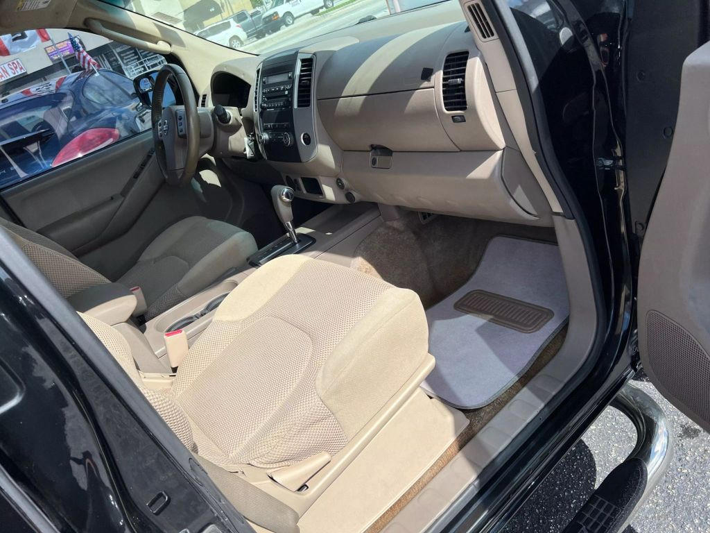 2011-Nissan-Frontier-Crew-Cab-17
