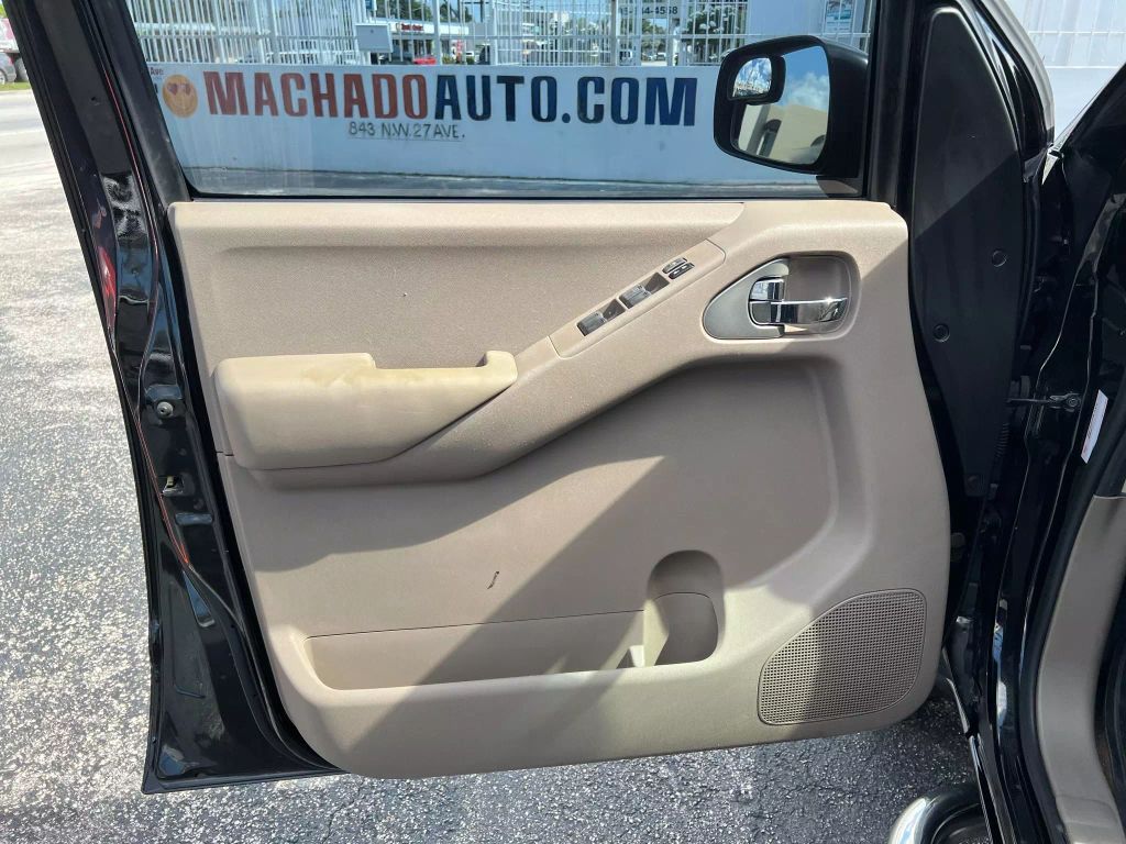2011-Nissan-Frontier-Crew-Cab-4