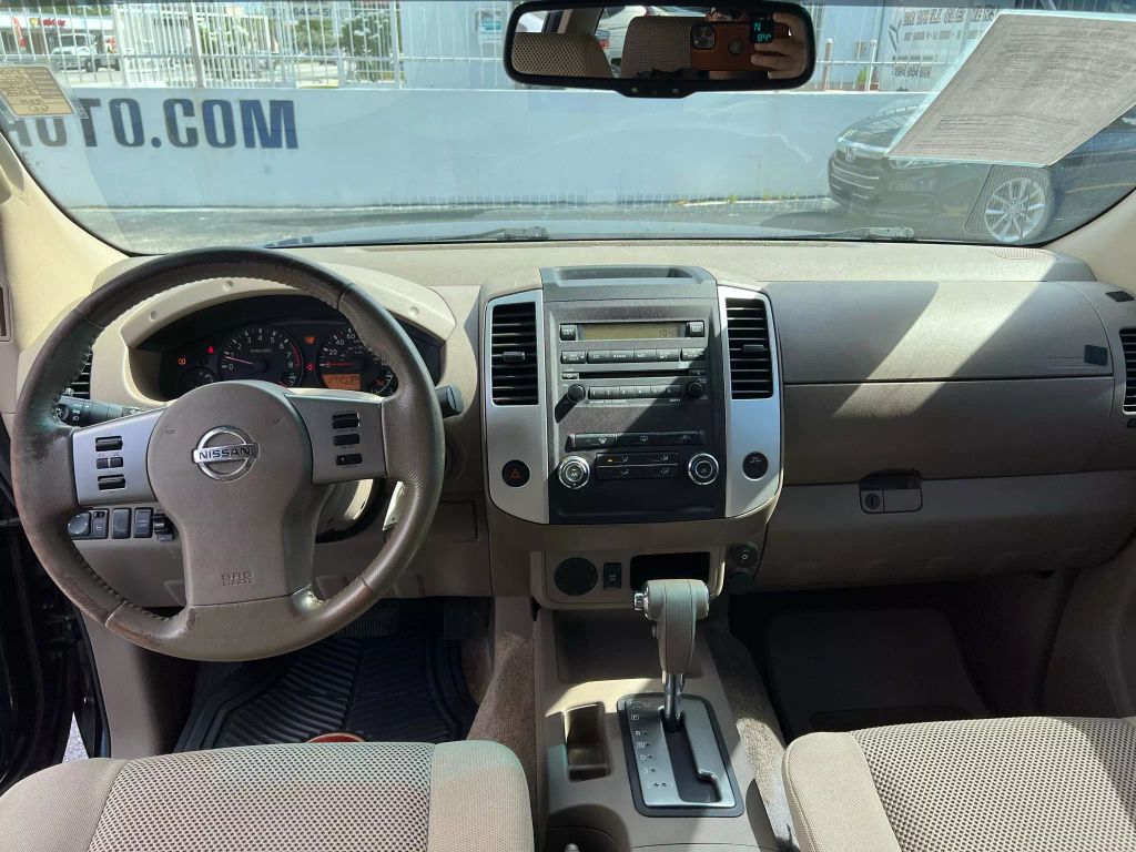 2011-Nissan-Frontier-Crew-Cab-5