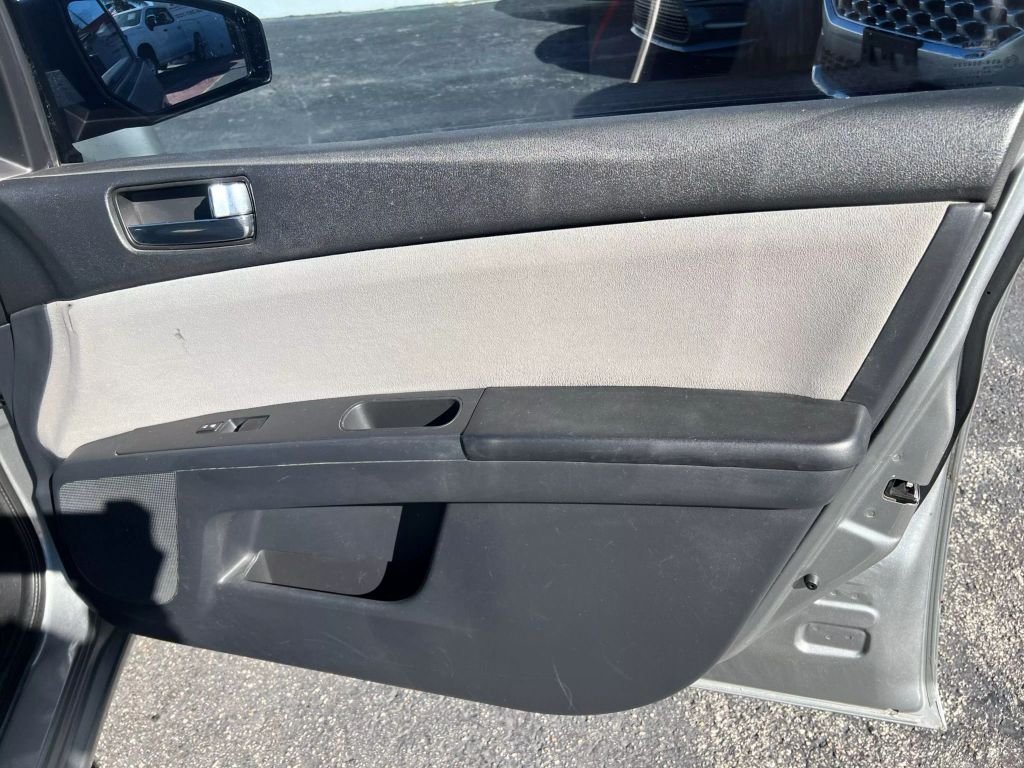 2012-Nissan-Sentra-15