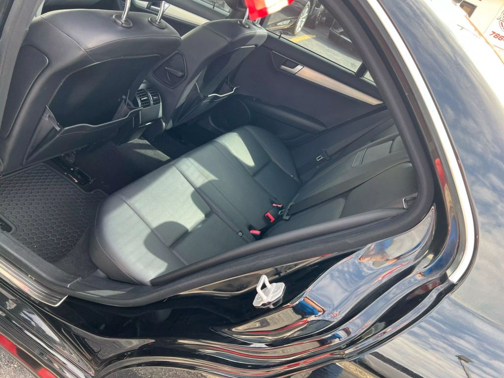 2014-Mercedes-Benz-C-Class-11