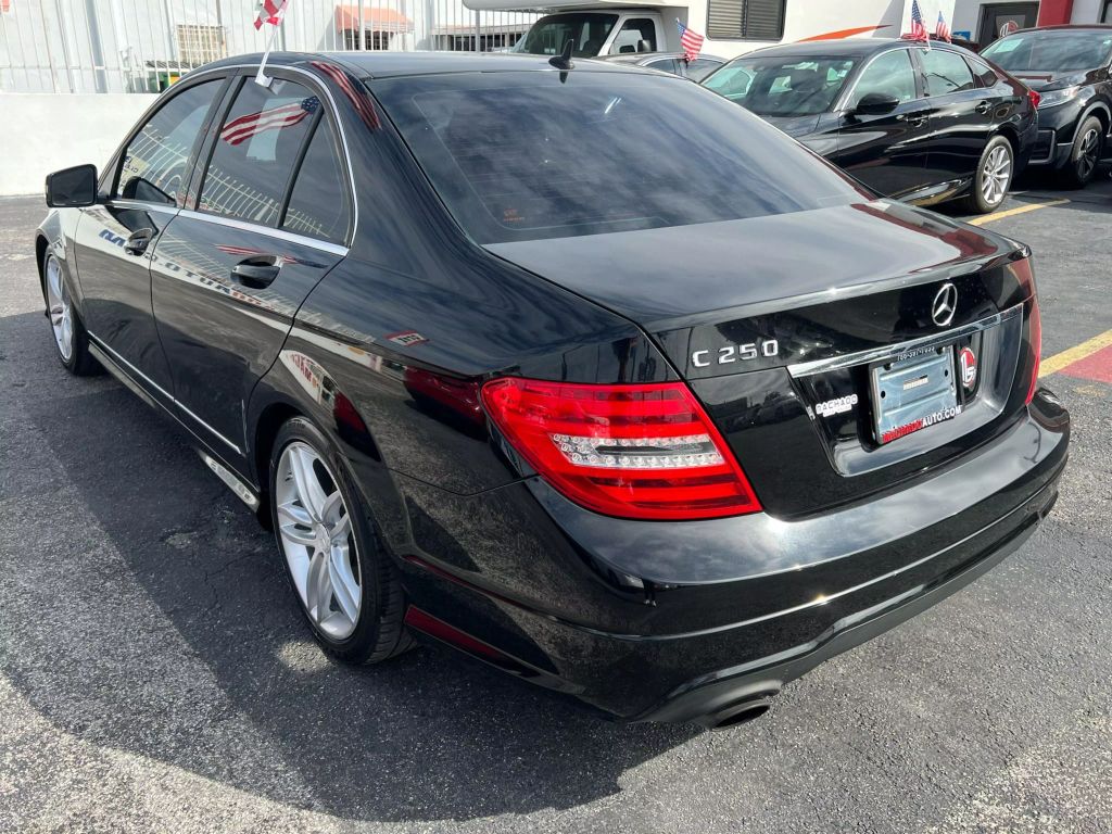 2014-Mercedes-Benz-C-Class-12