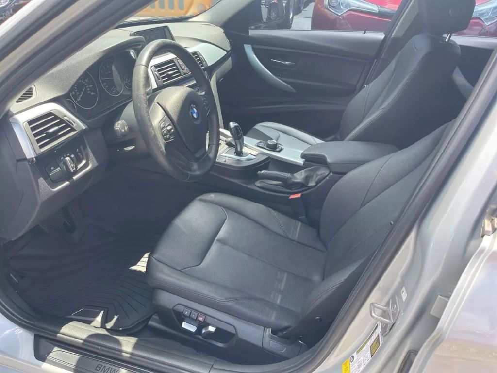 2017-BMW-3-Series-11