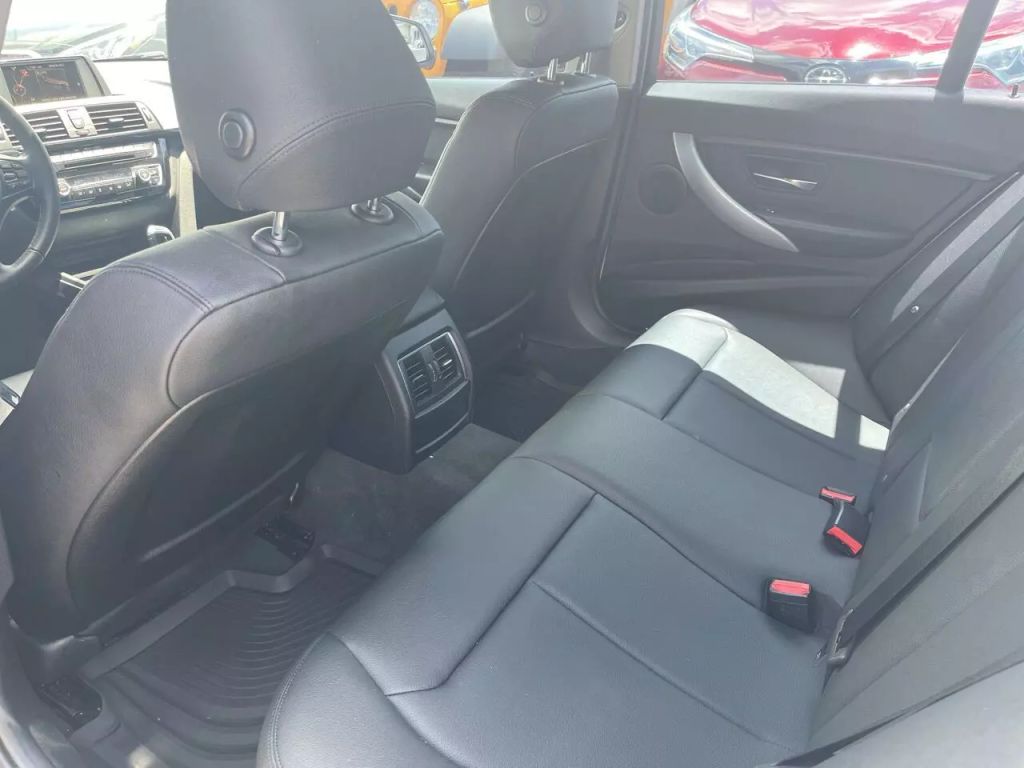 2017-BMW-3-Series-12