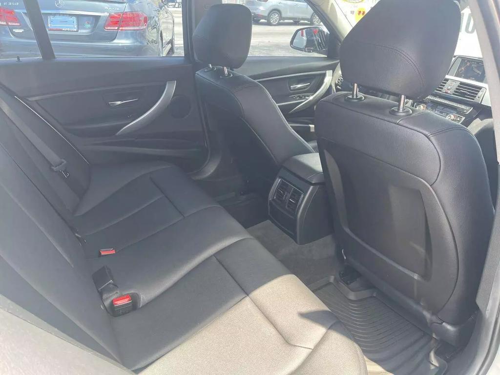 2017-BMW-3-Series-17