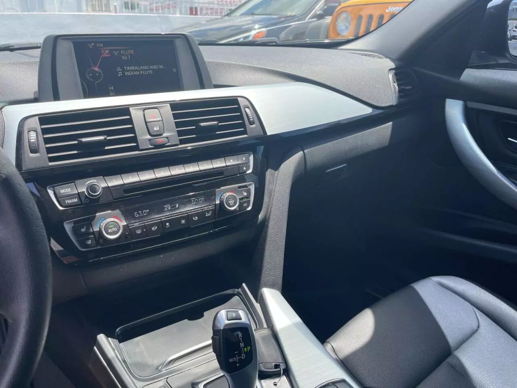 2017-BMW-3-Series-8