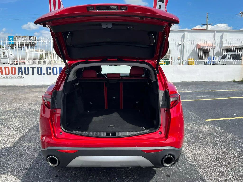 2018-Alfa-Romeo-Stelvio-14