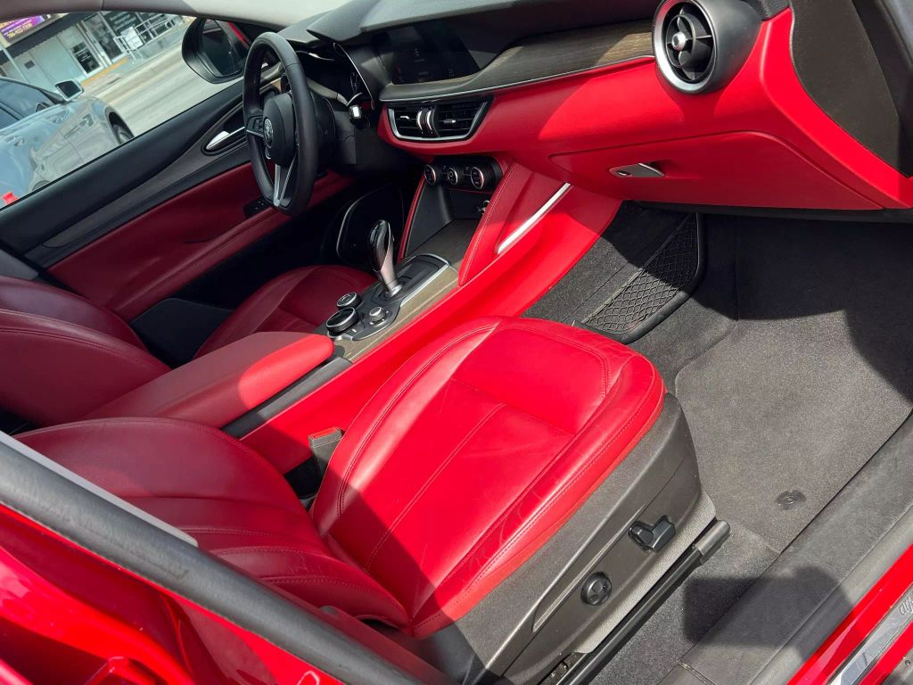 2018-Alfa-Romeo-Stelvio-19