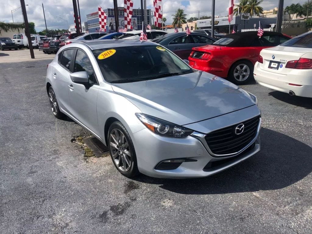 2018-MAZDA-MAZDA3. Conductores de Miami: 5 Mejores Autos Usados Eficientes en 2025.