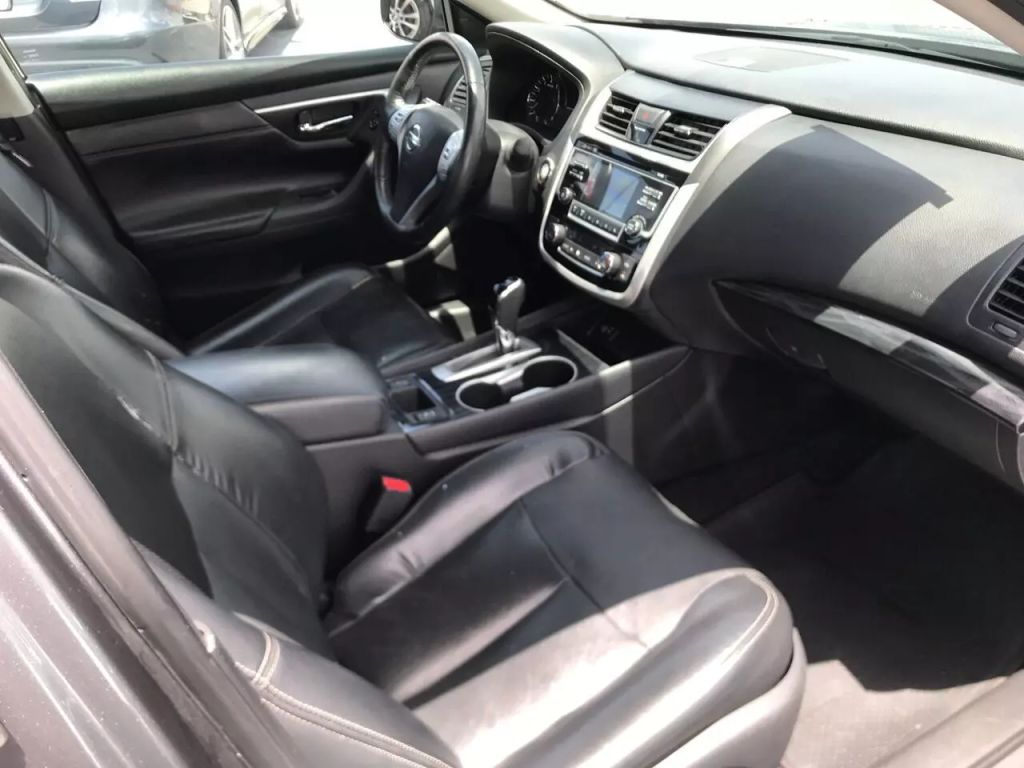 2018-Nissan-Altima-17
