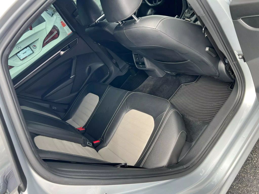 2018-Volkswagen-Passat-17