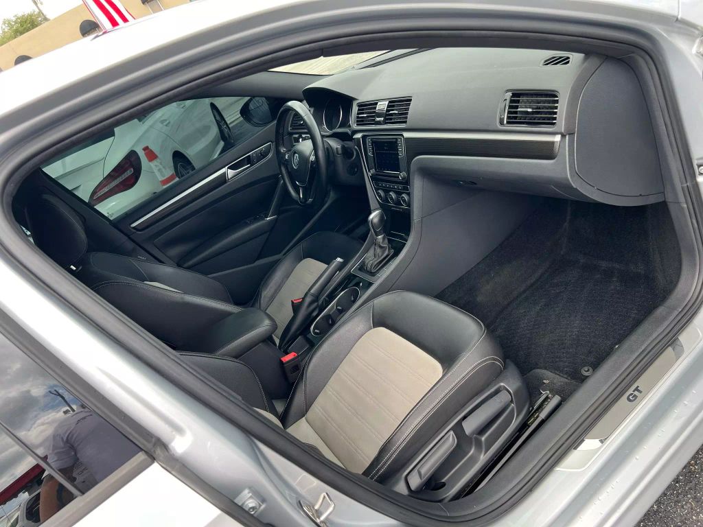 2018-Volkswagen-Passat-19