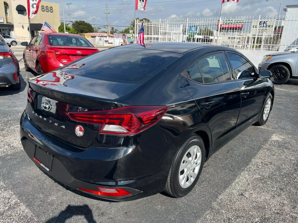 2019-Hyundai-Elantra-15