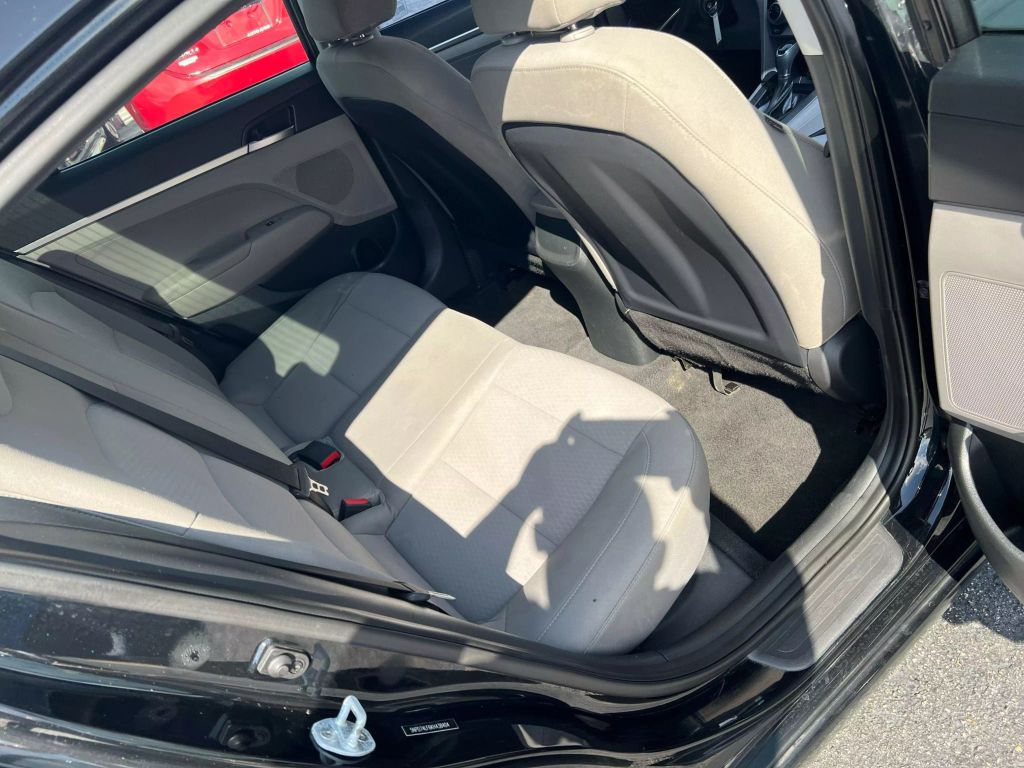 2019-Hyundai-Elantra-17