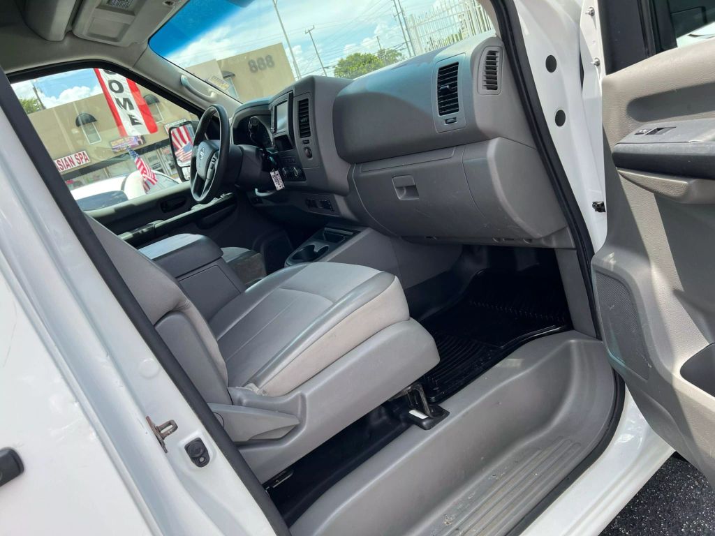 2019-Nissan-NV2500-HD-Cargo-14