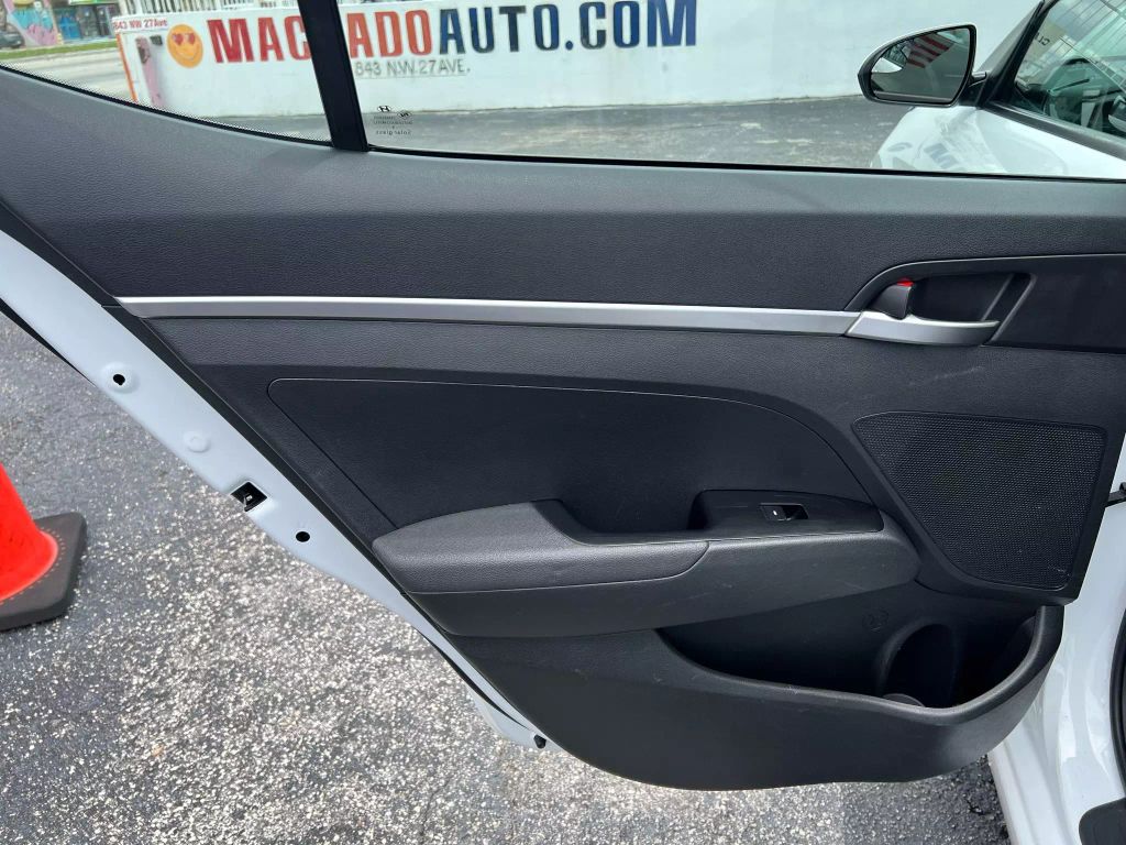 2020-Hyundai-Elantra-10