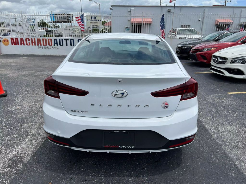 2020-Hyundai-Elantra-13