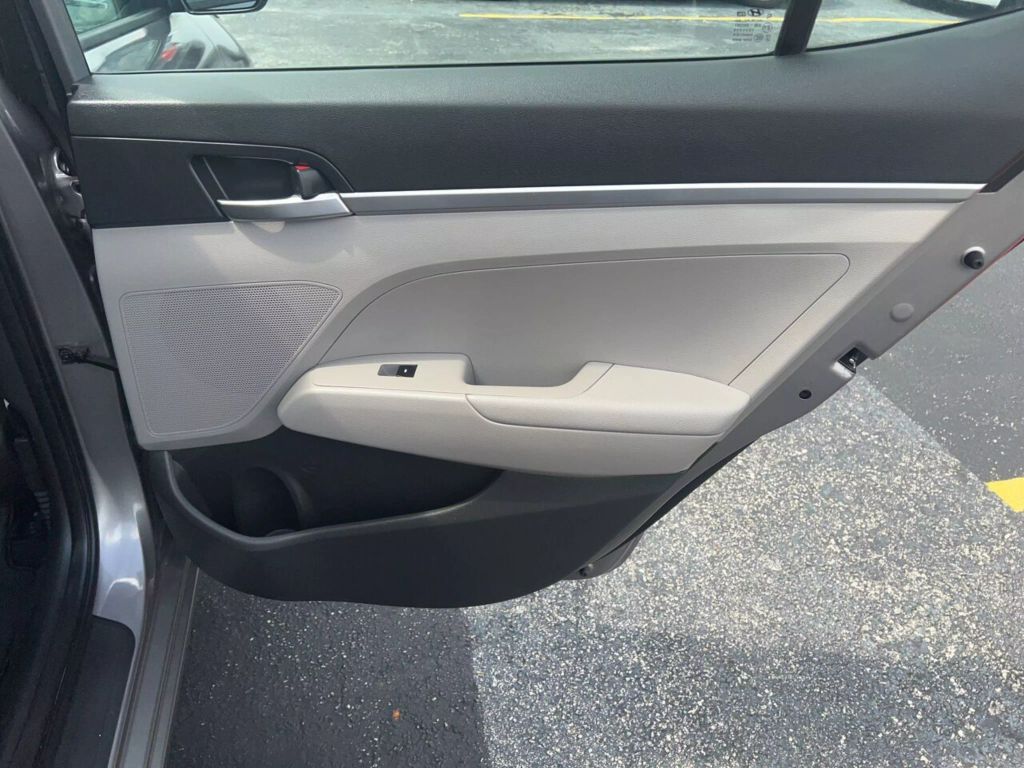 2020-Hyundai-Elantra-16