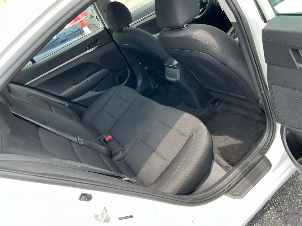 2020-Hyundai-Elantra-17