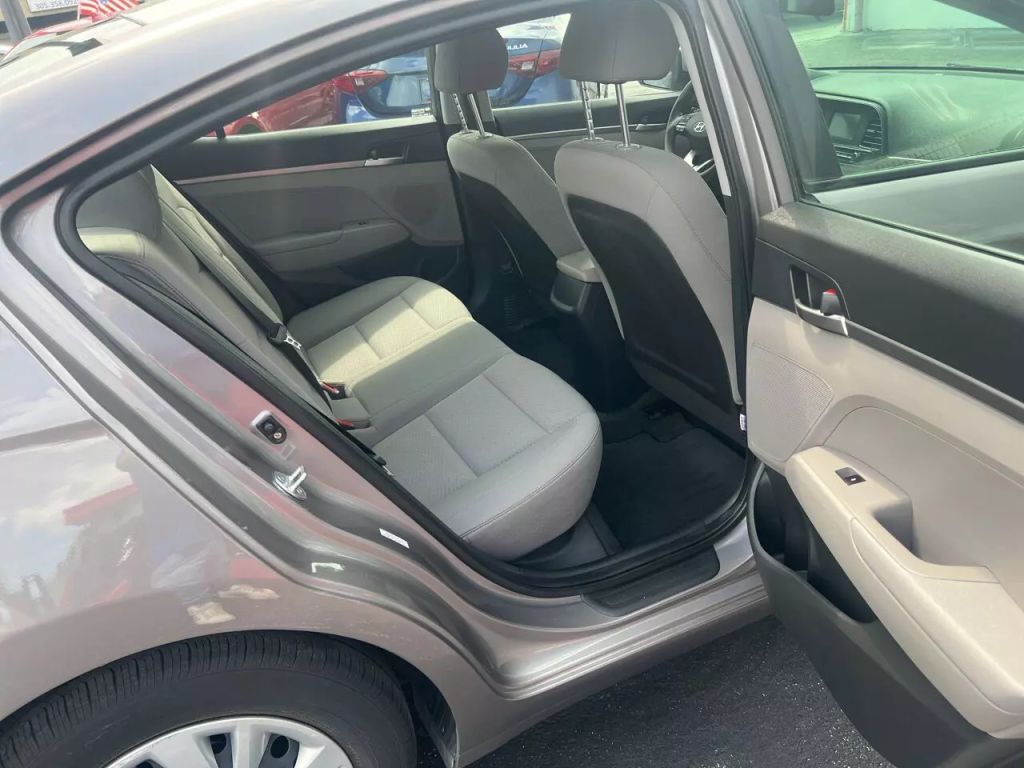 2020-Hyundai-Elantra-17