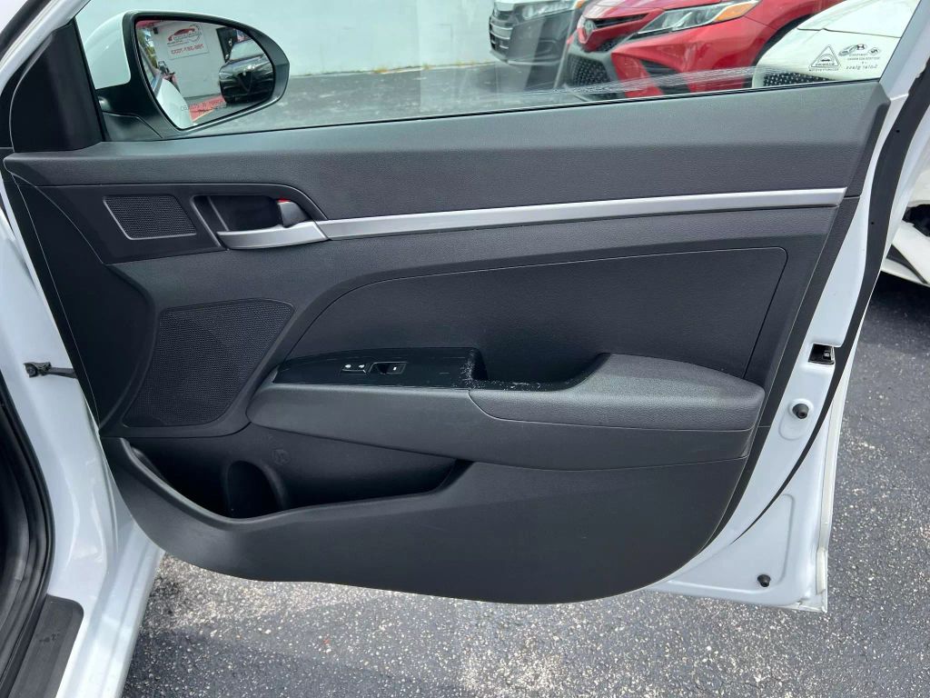 2020-Hyundai-Elantra-18
