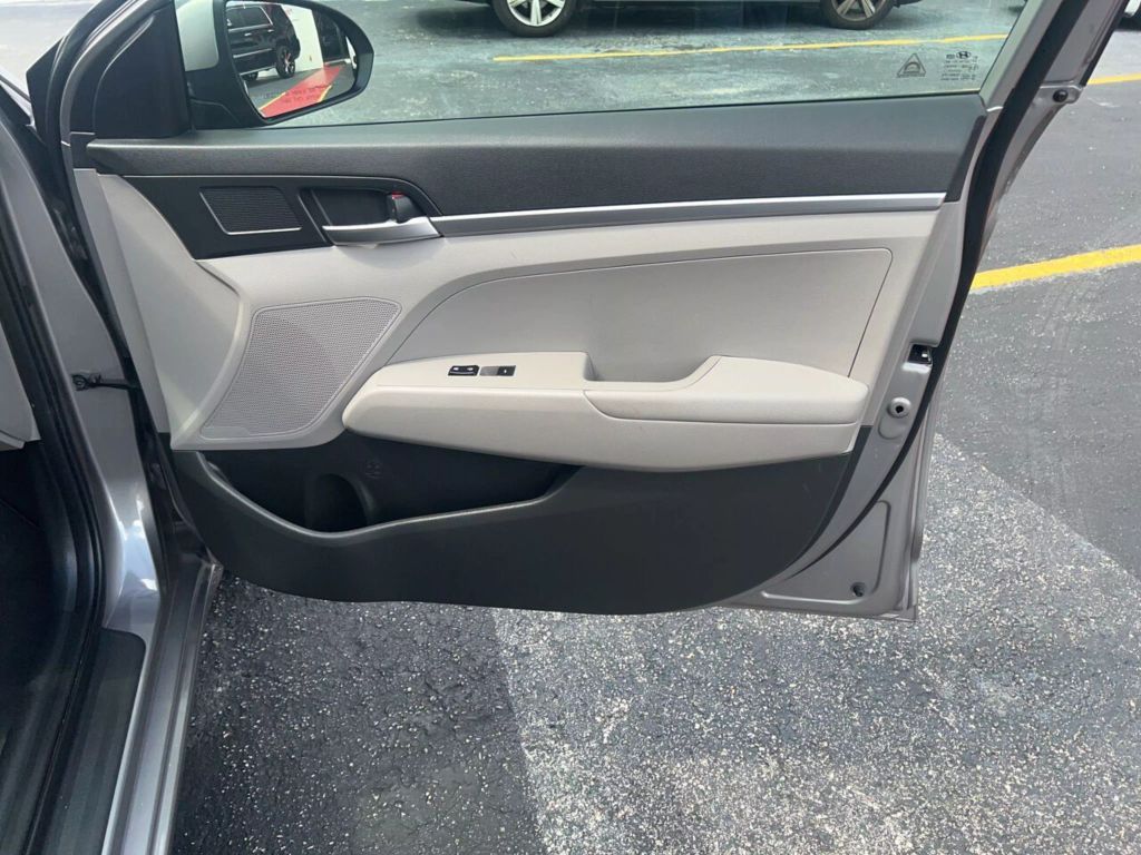 2020-Hyundai-Elantra-19