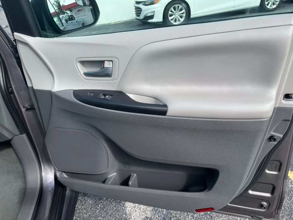 2020-Toyota-Sienna-16