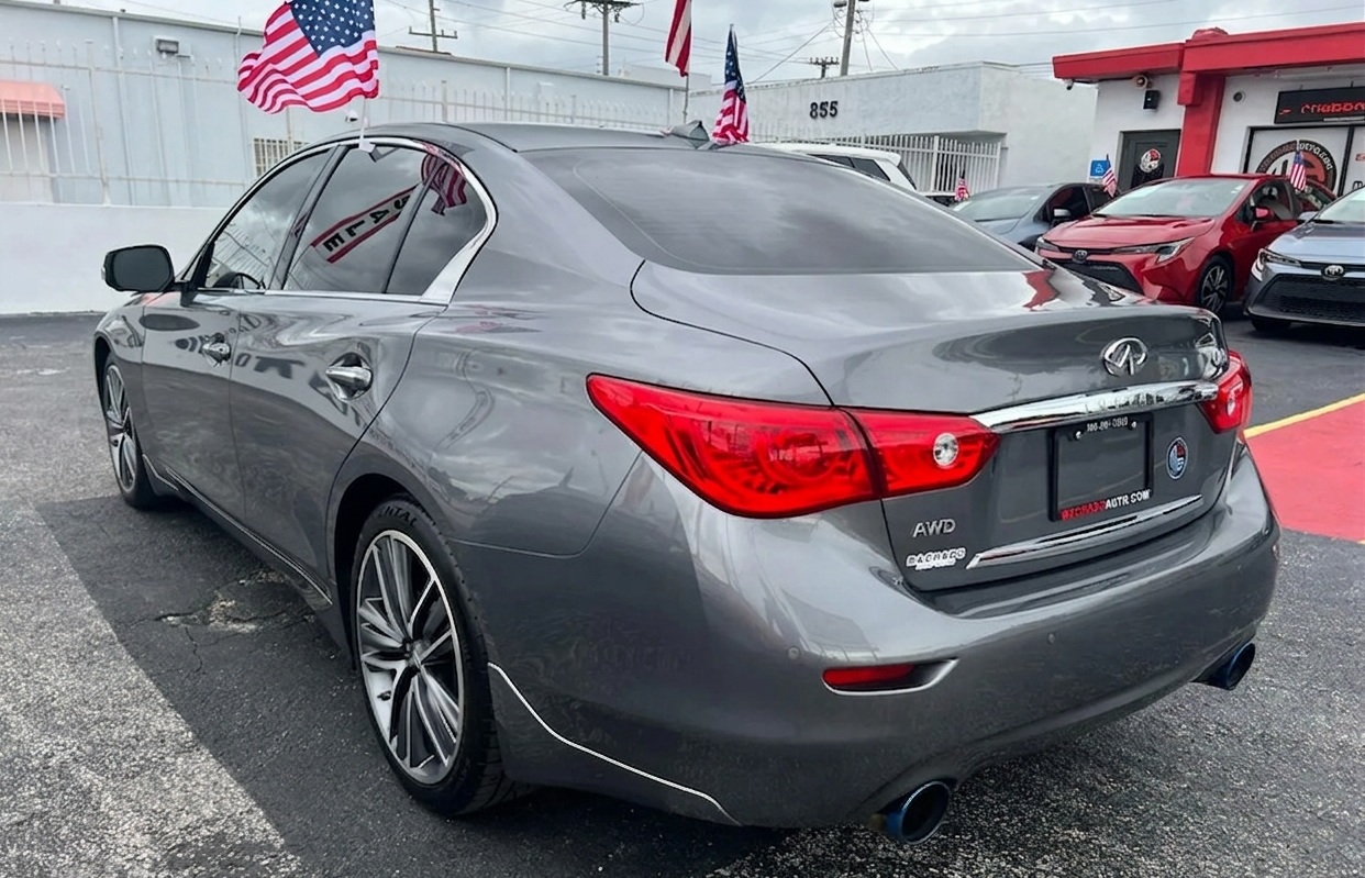 Infiniti Q50 back: Encuentra este modelo o modelos similares en Machado Auto Sales, Miami, Florida.