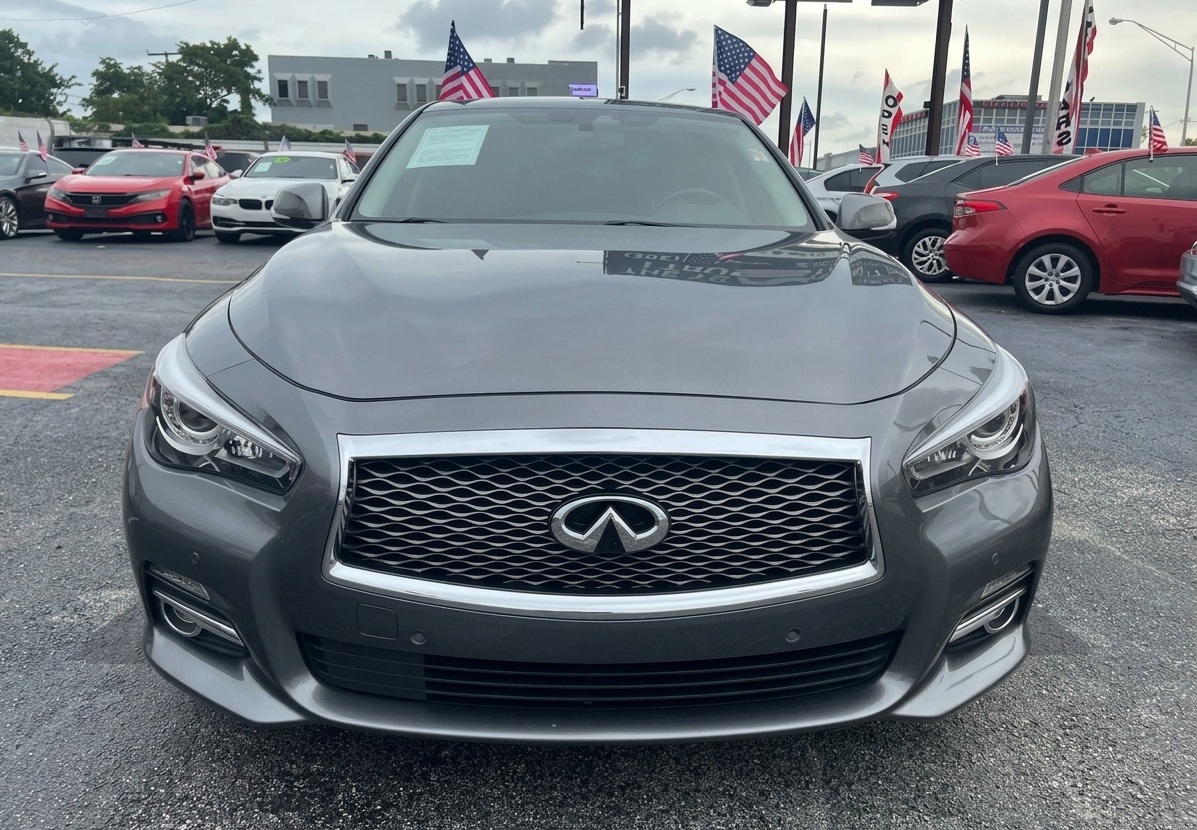Infiniti Q50 front: Encuentra este modelo o modelos similares en Machado Auto Sales, Miami, Florida.