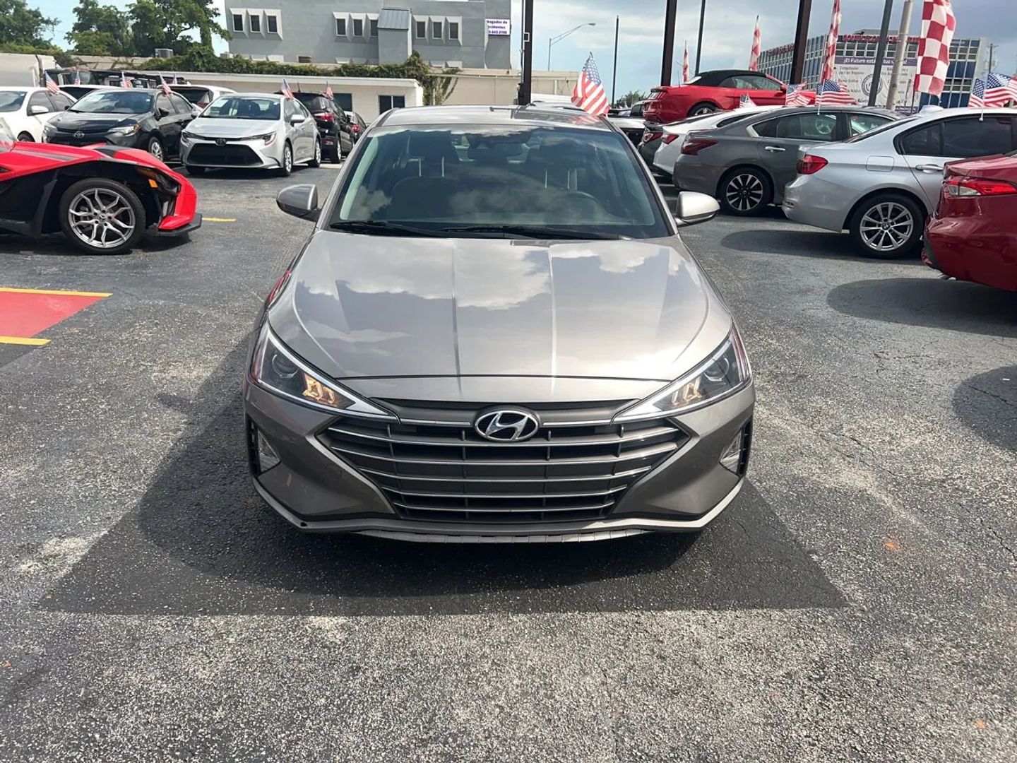 2020 Hyundai Elantra front: One of the best used cars in the Hyundai vs Kia comparison. Available at Machado Auto Sales, Miami.