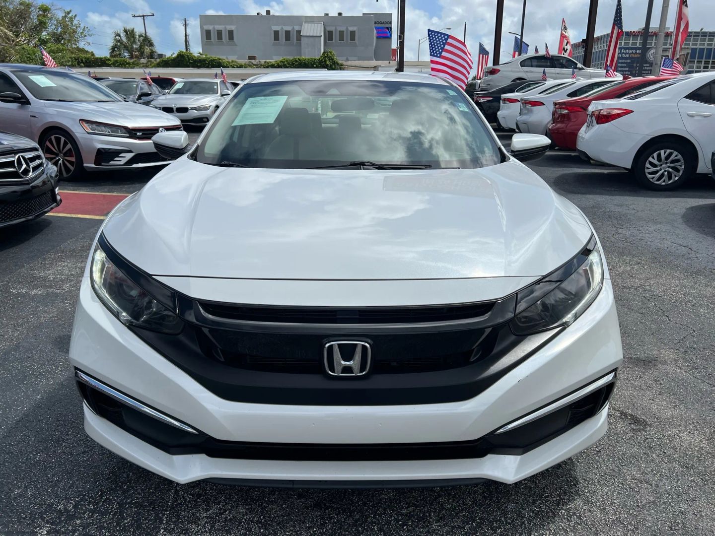 2020 Honda Civic front: uno de los mejores autos para comprar en los Mejores Concesionarios Locales de Autos Usados en Miami-Dade