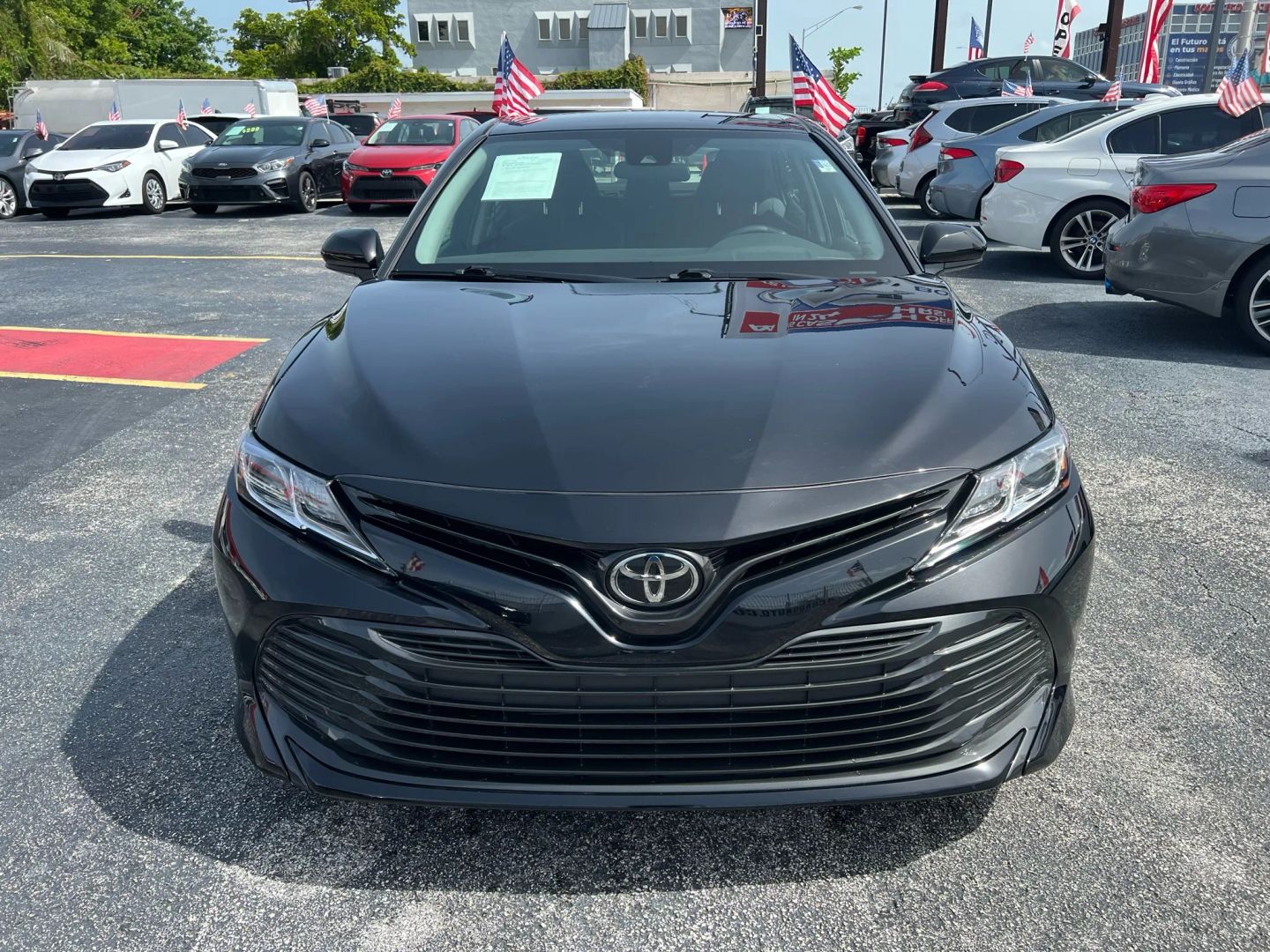 2020 Toyota Camry front: Una excelente opción en la comparativa Toyota Corolla vs Camry, disponible hoy en Machado Auto Sales, Miami.