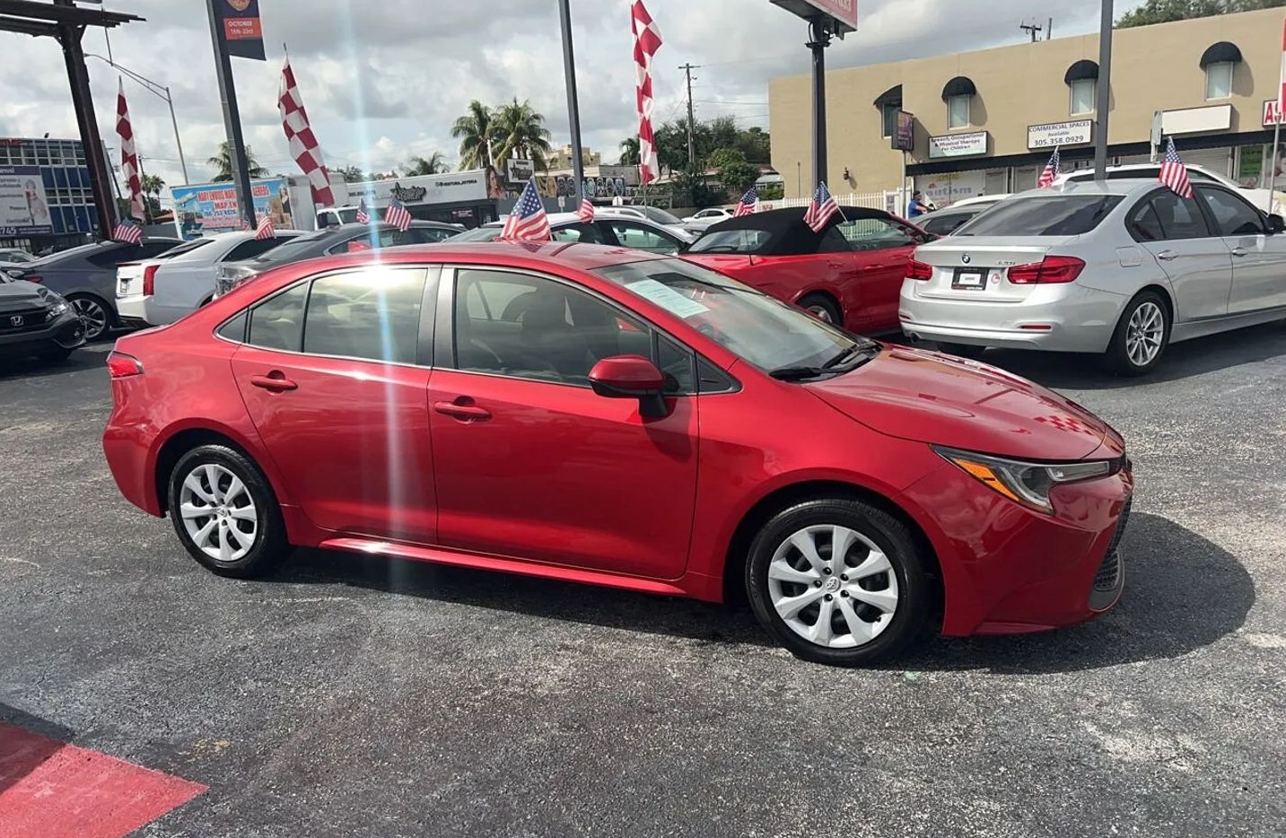 2021 Toyota Corolla side: Una excelente opción en la comparativa Toyota Corolla vs Camry, disponible hoy en Machado Auto Sales, Miami.