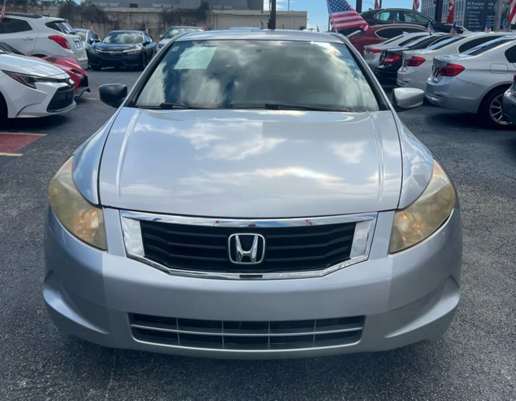 2010 Honda Accord front: Uno de los modelos de la comparativa Honda Civic vs Accord 2026 en Miami, disponible ahora mismo en Machado Auto Sales.
