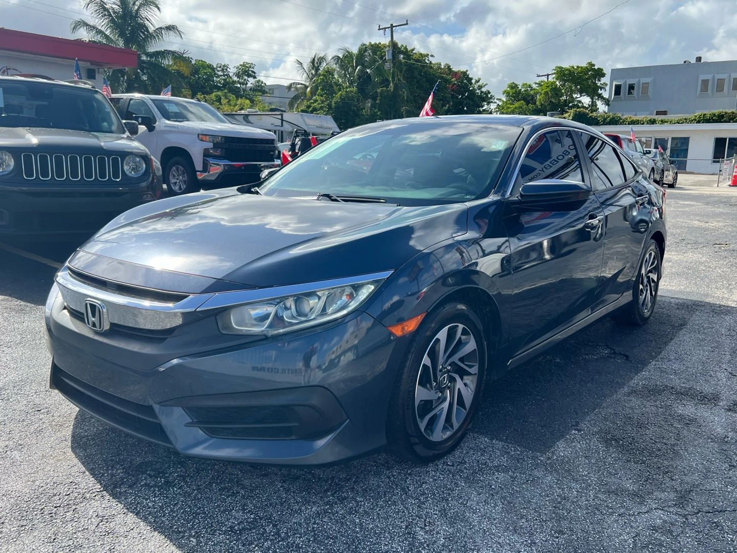 2017 Honda Civic side: Uno de los modelos de la comparativa Honda Civic vs Accord 2026 en Miami, disponible ahora mismo en Machado Auto Sales.