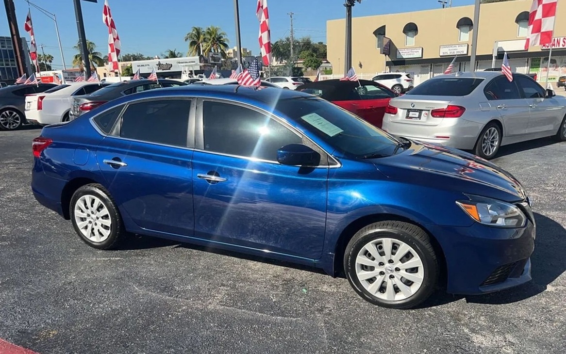 2017 Nissan Sentra side: One of the options in the Nissan Sentra vs Altima comparison. Available right now at Machado Auto Sales, Miami.