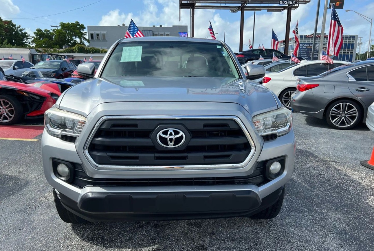 2017 Toyota Tacoma front: Una de las mejores opciones en la comparativa Toyota Tacoma vs Chevrolet Colorado. Disponible ahora mismo en Machado Auto Sales, Miami.